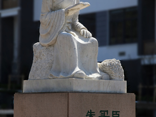 翁子像